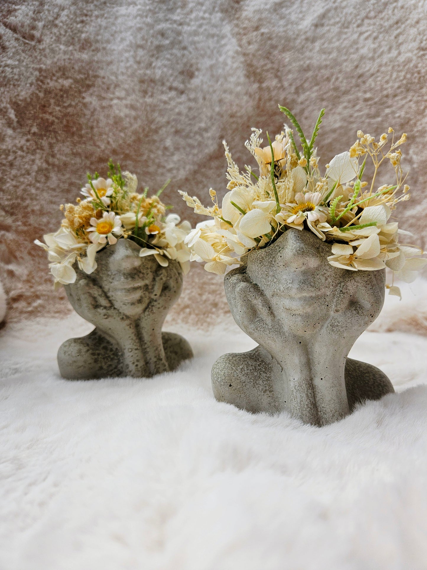 Betonkopf mit Trockenblumen