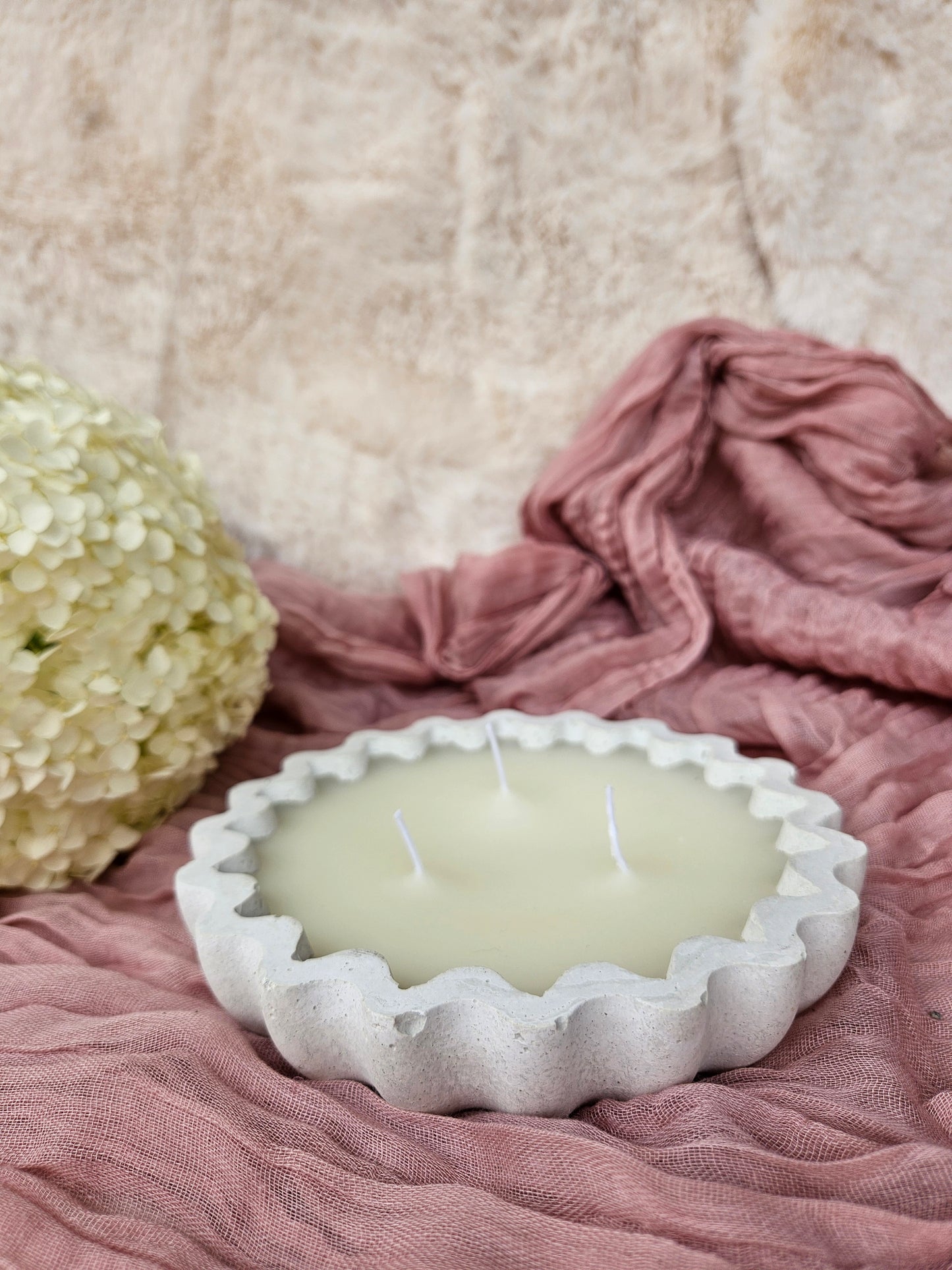 Citronella-Kerze in Betonschale mit Wellenoptik