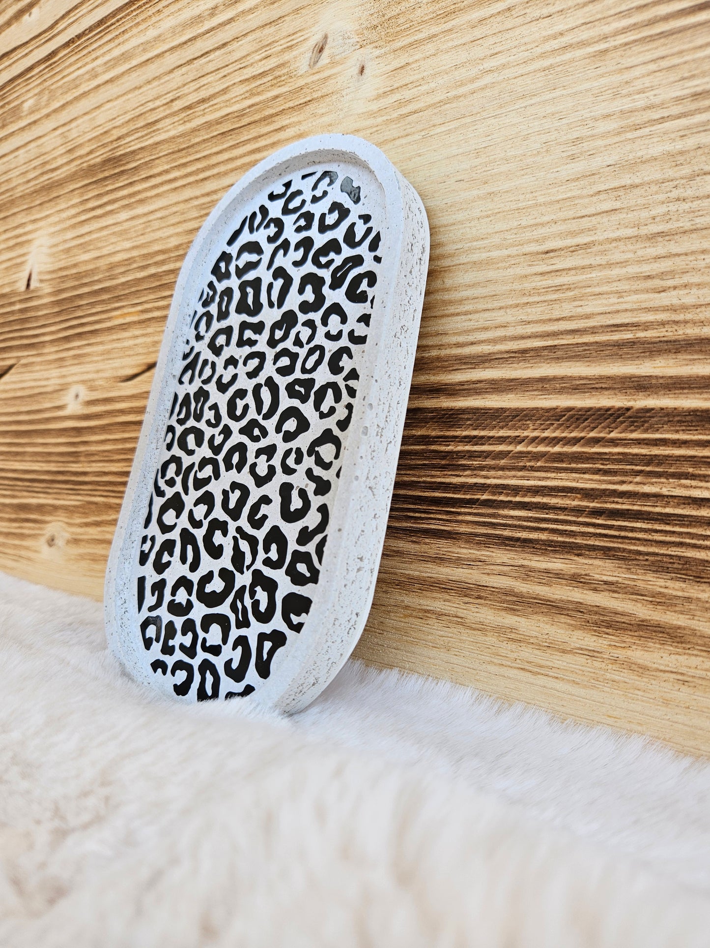 Beton-Tabletts im Leo-Design