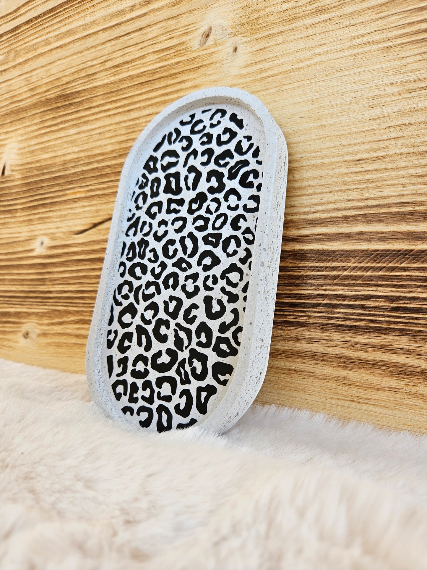 Beton-Tabletts im Leo-Design