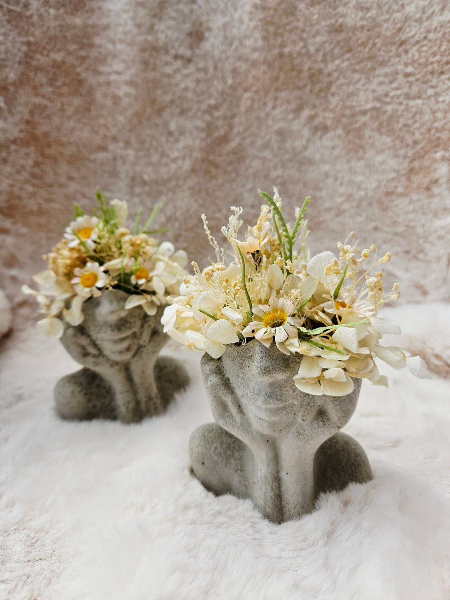 Betonkopf mit Trockenblumen