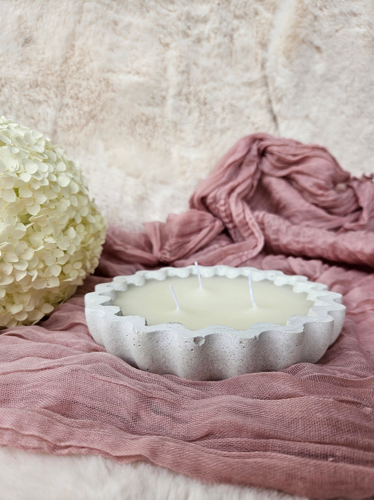 Citronella-Kerze in Betonschale mit Wellenoptik