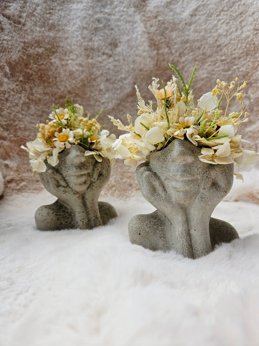Betonkopf mit Trockenblumen
