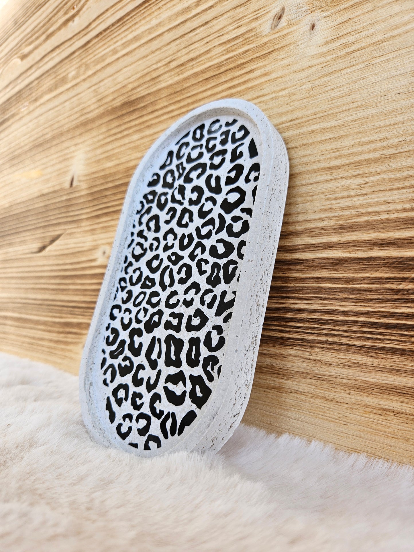 Beton-Tabletts im Leo-Design