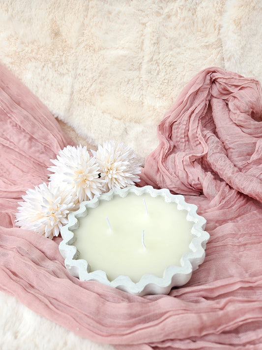 Citronella-Kerze in Betonschale mit Wellenoptik