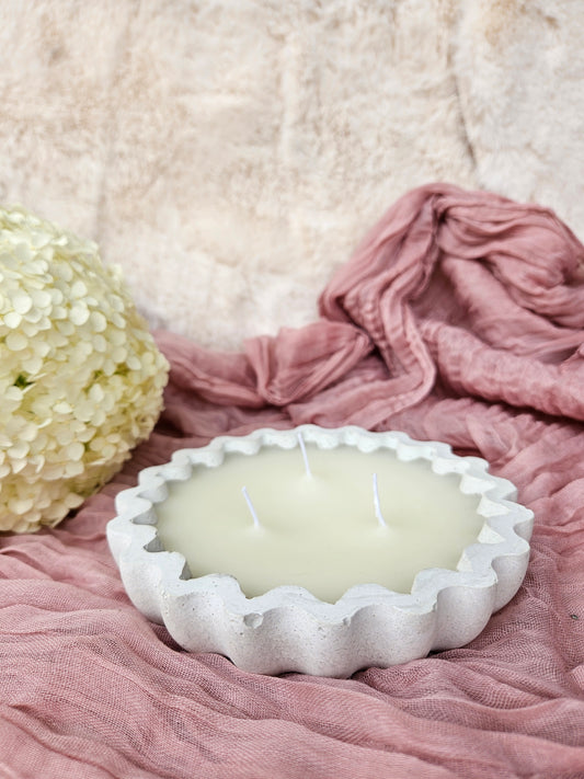 Citronella-Kerze in Betonschale mit Wellenoptik