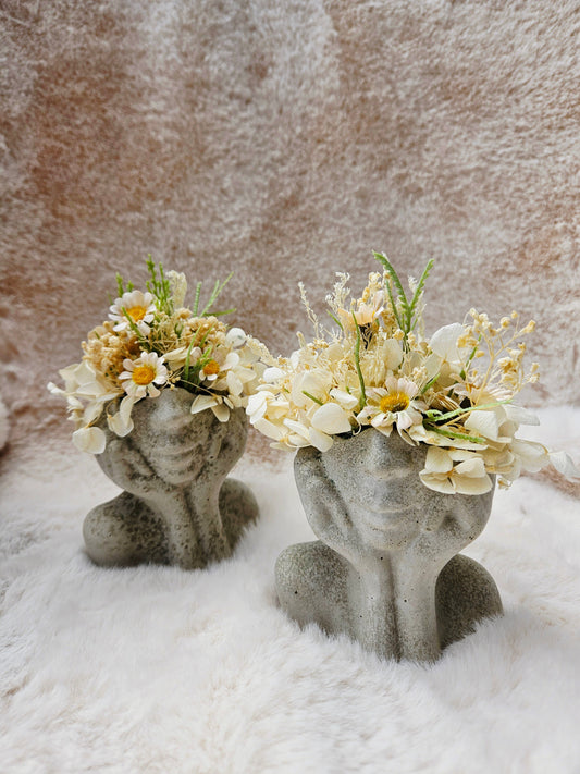 Betonkopf mit Trockenblumen